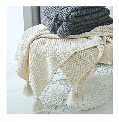 שמיכה לזרוק סרוג עם גדילים